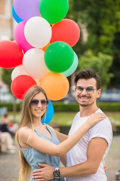 Junges Paar mit Luftballons — Stockfoto