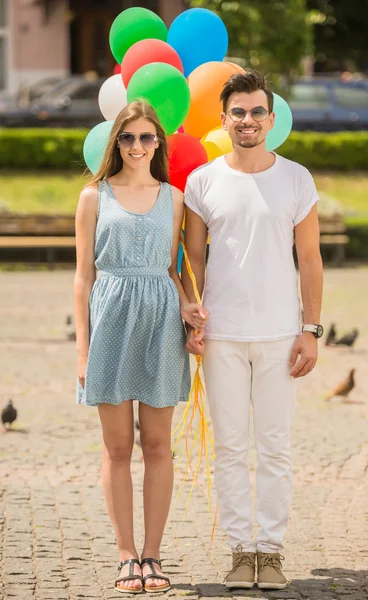 Молодая пара с воздушными шарами — стоковое фото