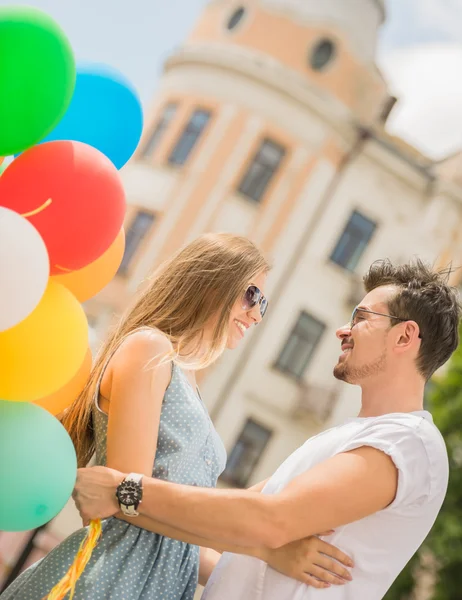 Balonlar ile genç bir çift — Stok fotoğraf