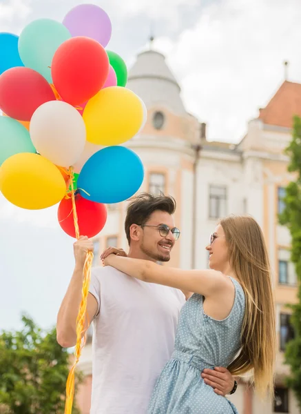 Junges Paar mit Luftballons — Stockfoto