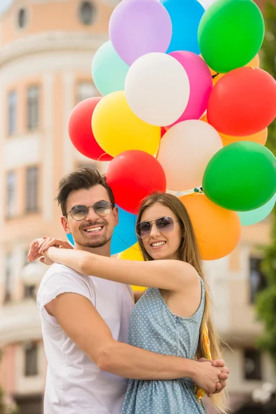 Junges Paar mit Luftballons — Stockfoto