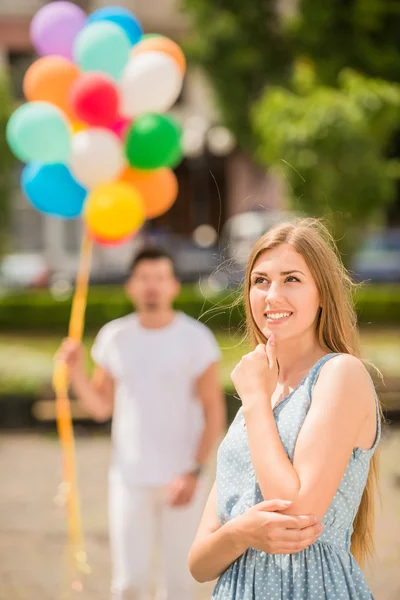 Jovem casal com balões — Fotografia de Stock