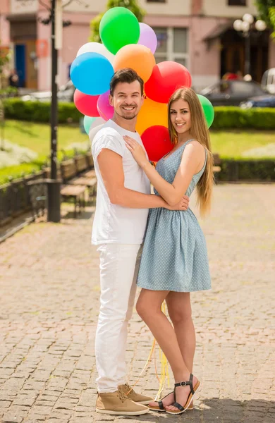 Ungt par med ballonger — Stockfoto