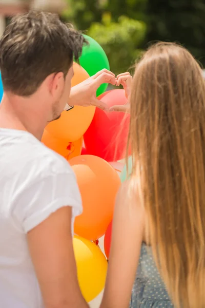 Молодая пара с воздушными шарами — стоковое фото