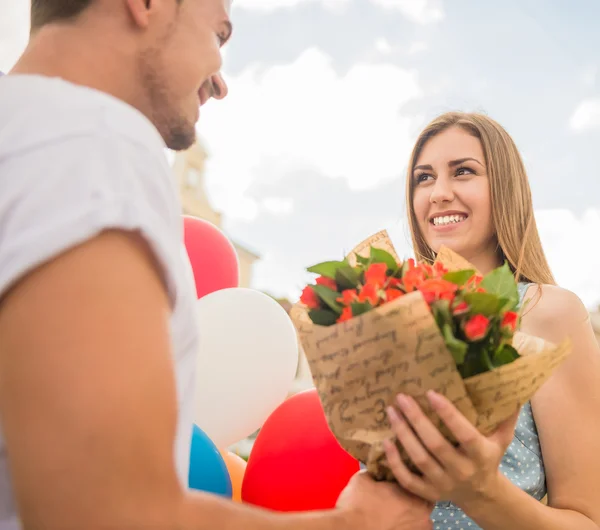 Pareja joven con globos — Foto de Stock