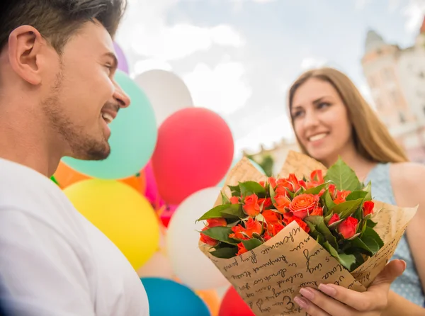 Pareja joven con globos — Foto de Stock