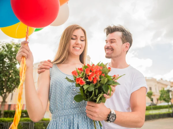 Young couple with balloons — Stock Photo, Image