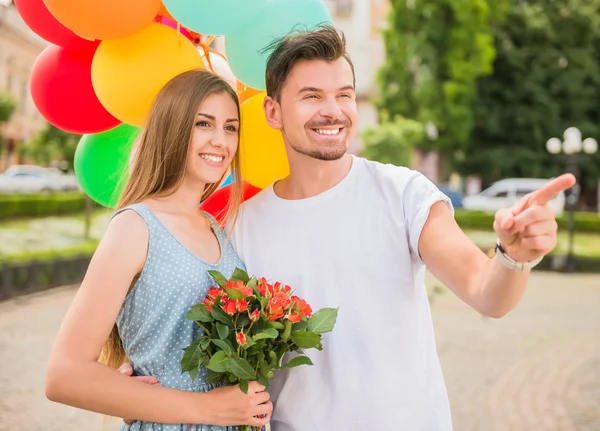 Junges Paar mit Luftballons — Stockfoto