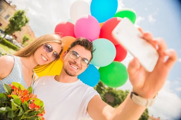 Jong koppel met ballonnen — Stockfoto