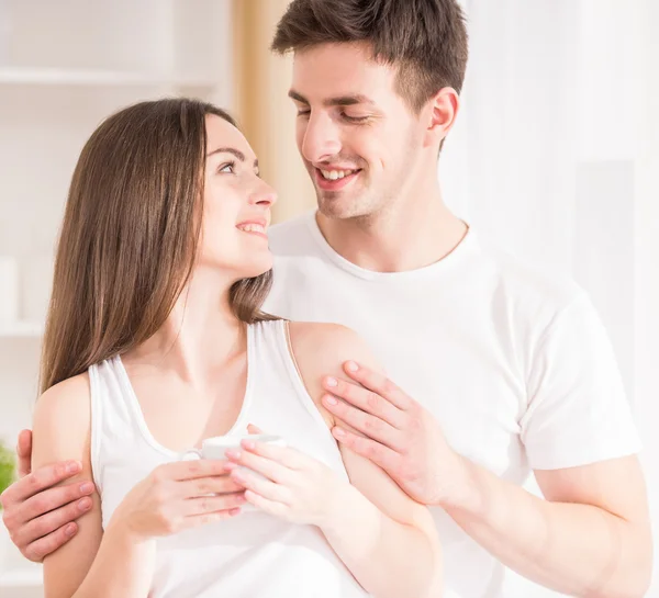 Casal em casa — Fotografia de Stock