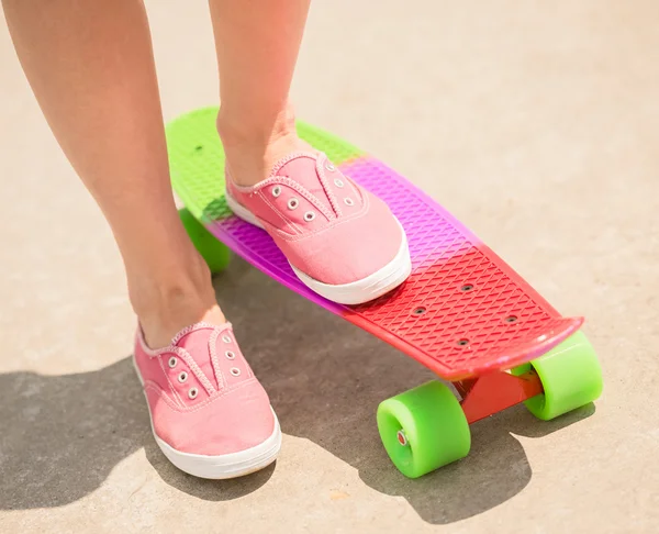 Mädchen auf Skateboard — Stockfoto