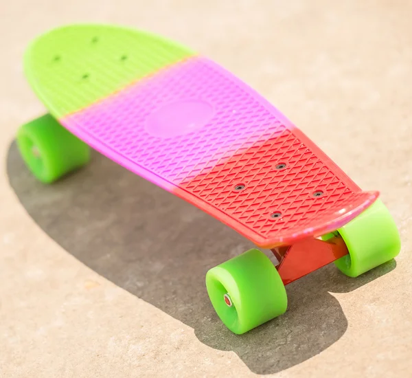 Ragazza su skateboard — Foto Stock