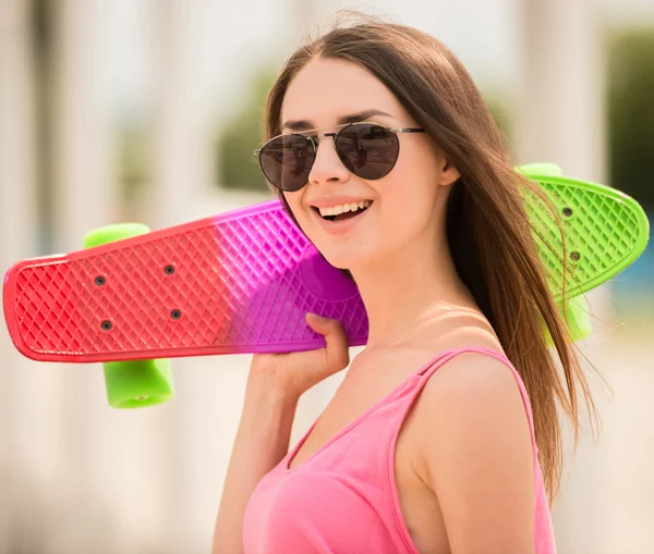 Chica en el monopatín — Foto de Stock