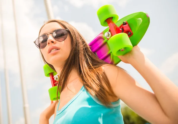Ragazza su skateboard — Foto Stock