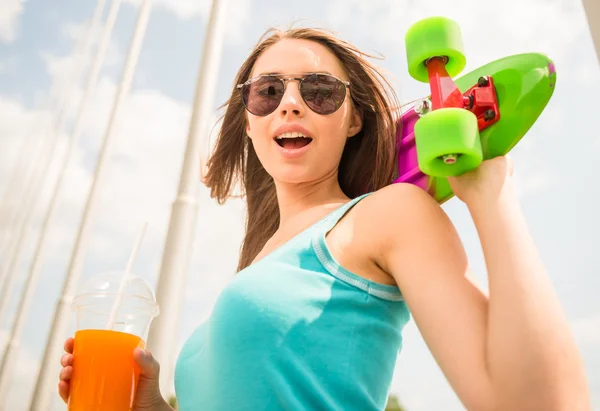 Chica en el monopatín — Foto de Stock