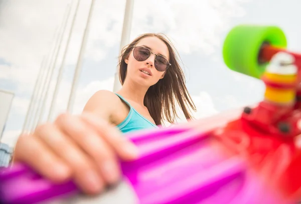 Chica en el monopatín — Foto de Stock