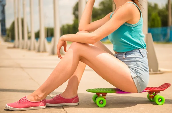 Девушка на скейтборде — стоковое фото