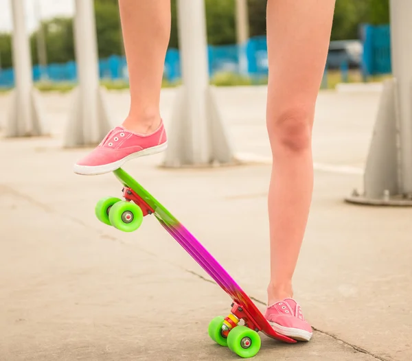 Дівчина на скейтборді — стокове фото