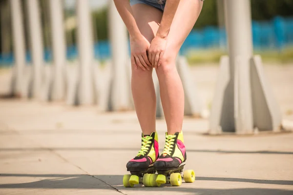 Fille sur patins à roulettes — Photo