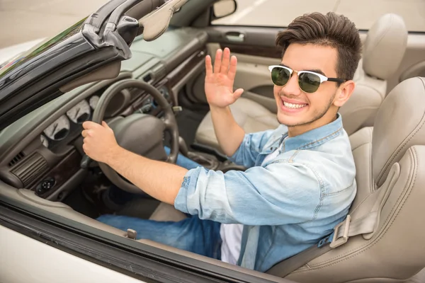 Amigos en cabriolet — Foto de Stock