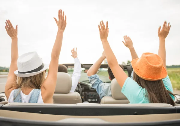 Amigos em cabriolet — Fotografia de Stock