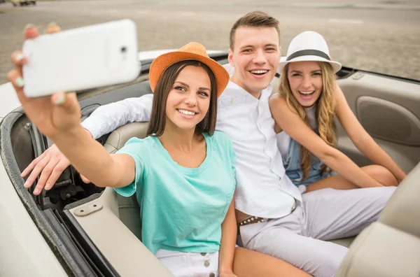 Vrienden in cabriolet — Stockfoto