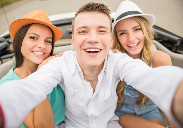 Amigos en cabriolet — Foto de Stock