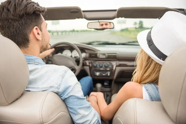 Amigos em cabriolet — Fotografia de Stock