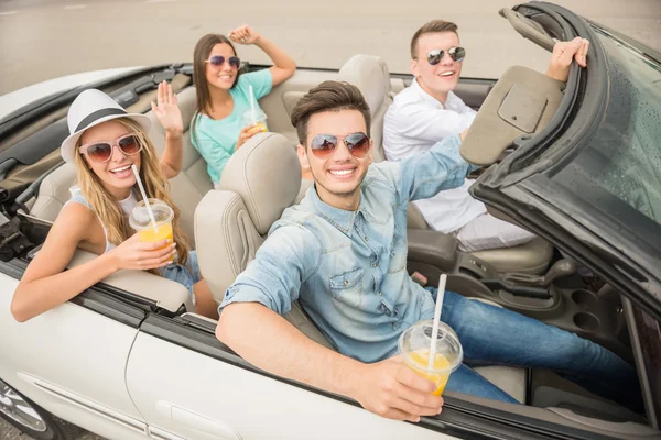 Amigos en cabriolet —  Fotos de Stock