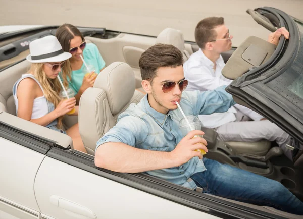 Vänner i cabriolet — Stockfoto