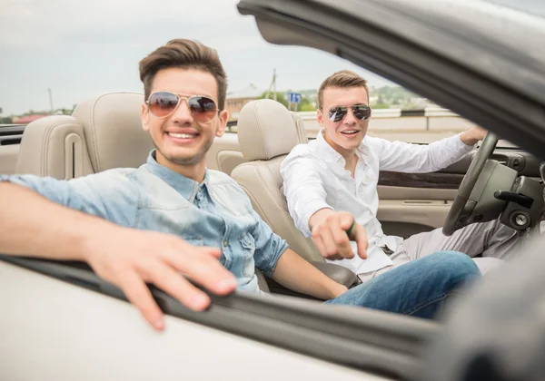 Vänner i cabriolet — Stockfoto