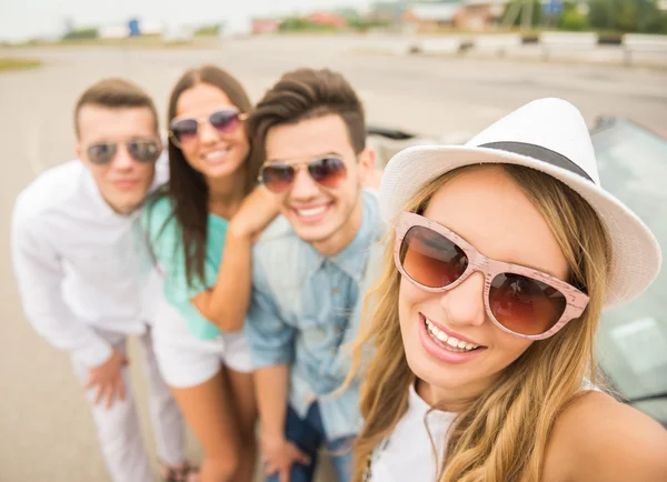 Amigos em cabriolet — Fotografia de Stock