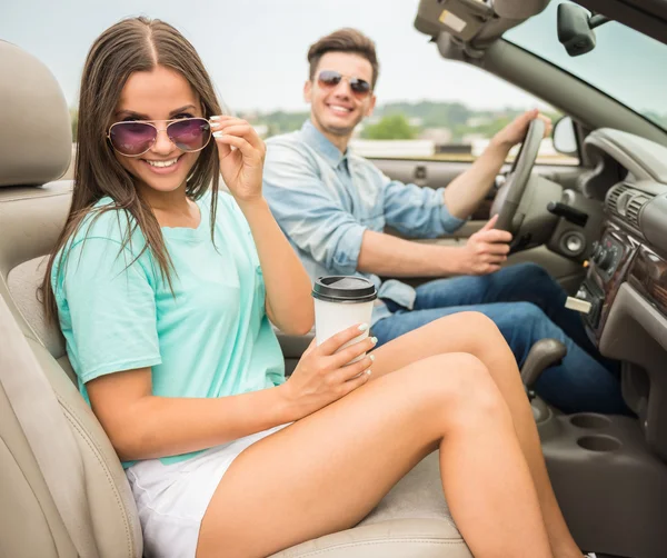 Amigos en cabriolet —  Fotos de Stock