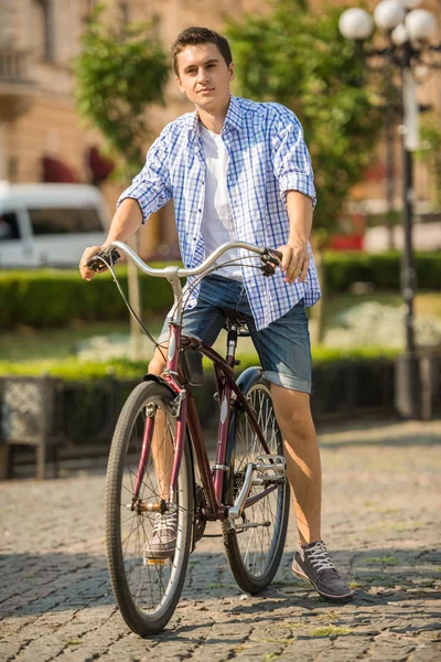 Casal com bicicletas — Fotografia de Stock
