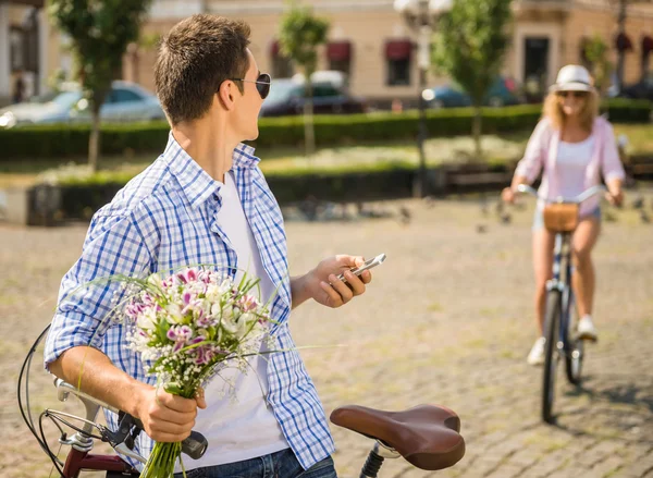 Casal com bicicletas — Fotografia de Stock