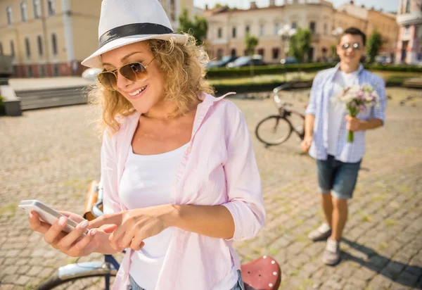 Coppia con biciclette — Foto Stock