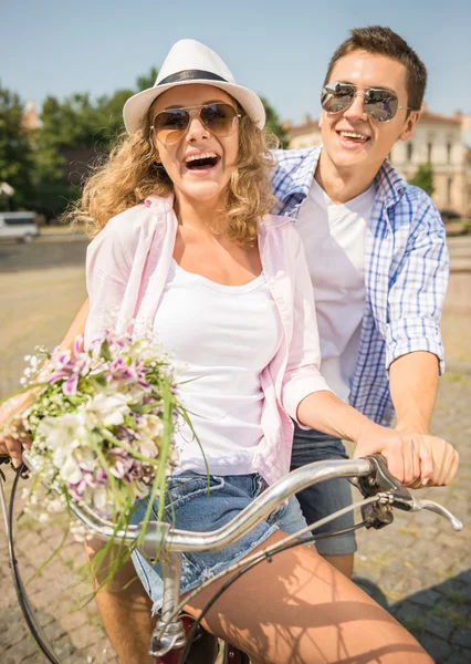 Casal com bicicletas — Fotografia de Stock