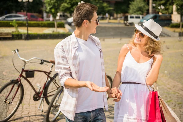 Paar mit Fahrrädern — Stockfoto