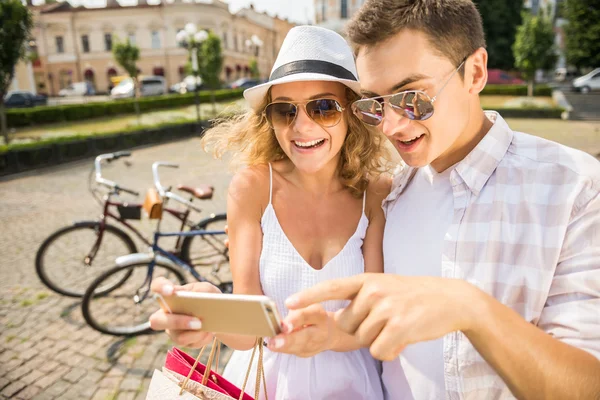 Couple with bicycles — Stock Photo, Image