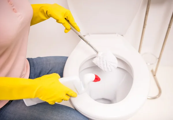 Schoonmaken van het toilet — Stockfoto