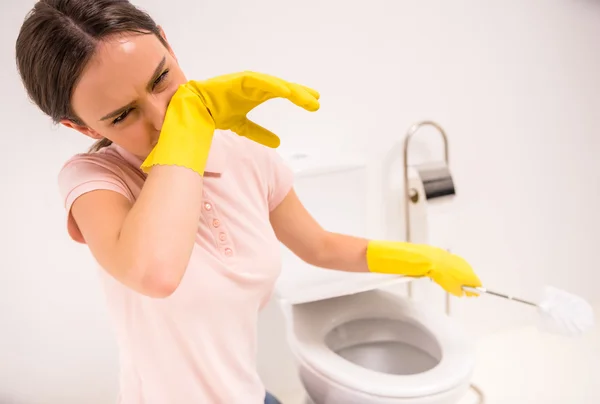 Cleaning the toilet — Stock Photo, Image