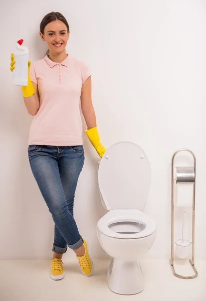 Schoonmaken van het toilet — Stockfoto