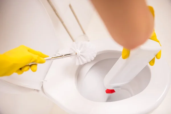 Schoonmaken van het toilet — Stockfoto