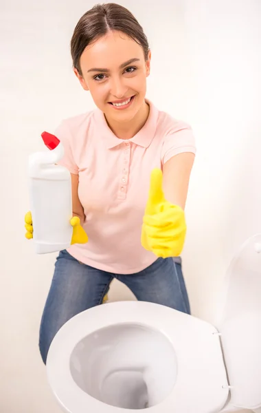 Cleaning the toilet — Stock Photo, Image