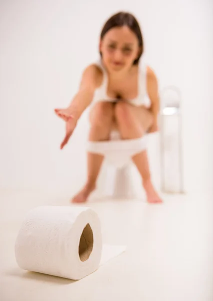 Femme dans les toilettes — Photo