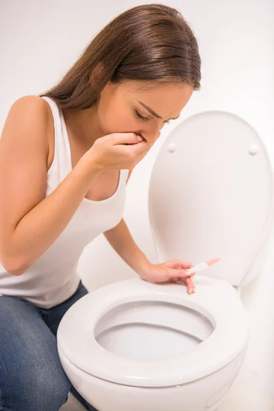 Femme dans les toilettes — Photo