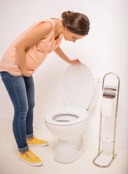 Vrouw in toilet — Stockfoto