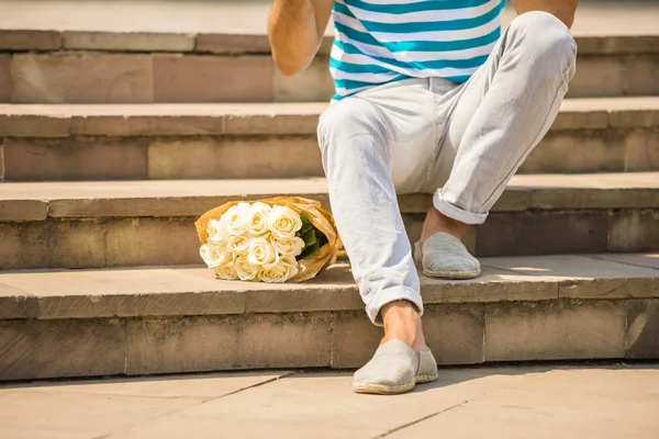 Hombre con flores — Foto de Stock