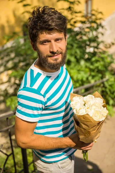 Hombre con flores — Foto de Stock