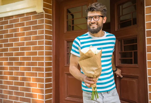 Hombre con flores — Foto de Stock